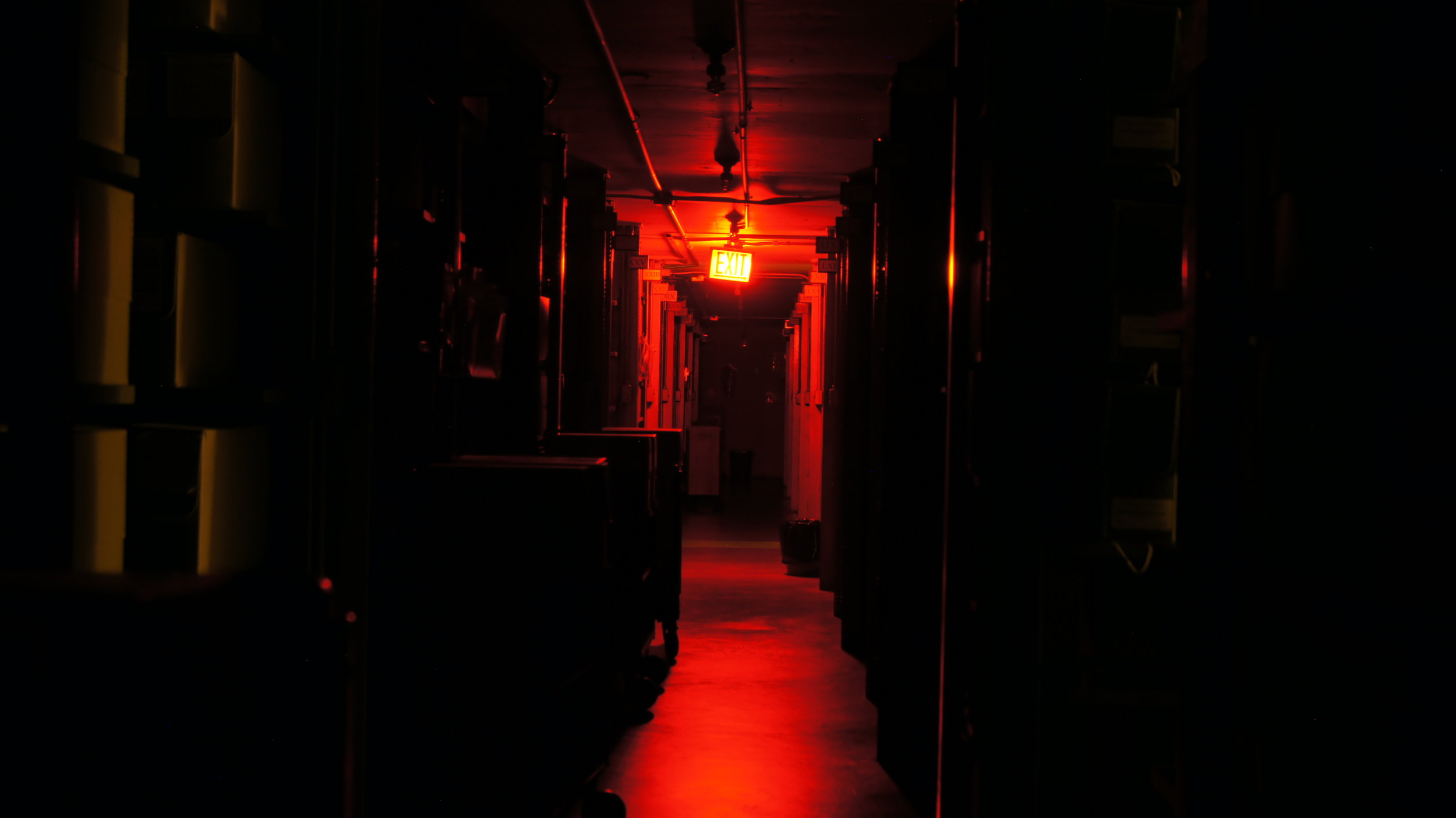 Темный коридор бункера